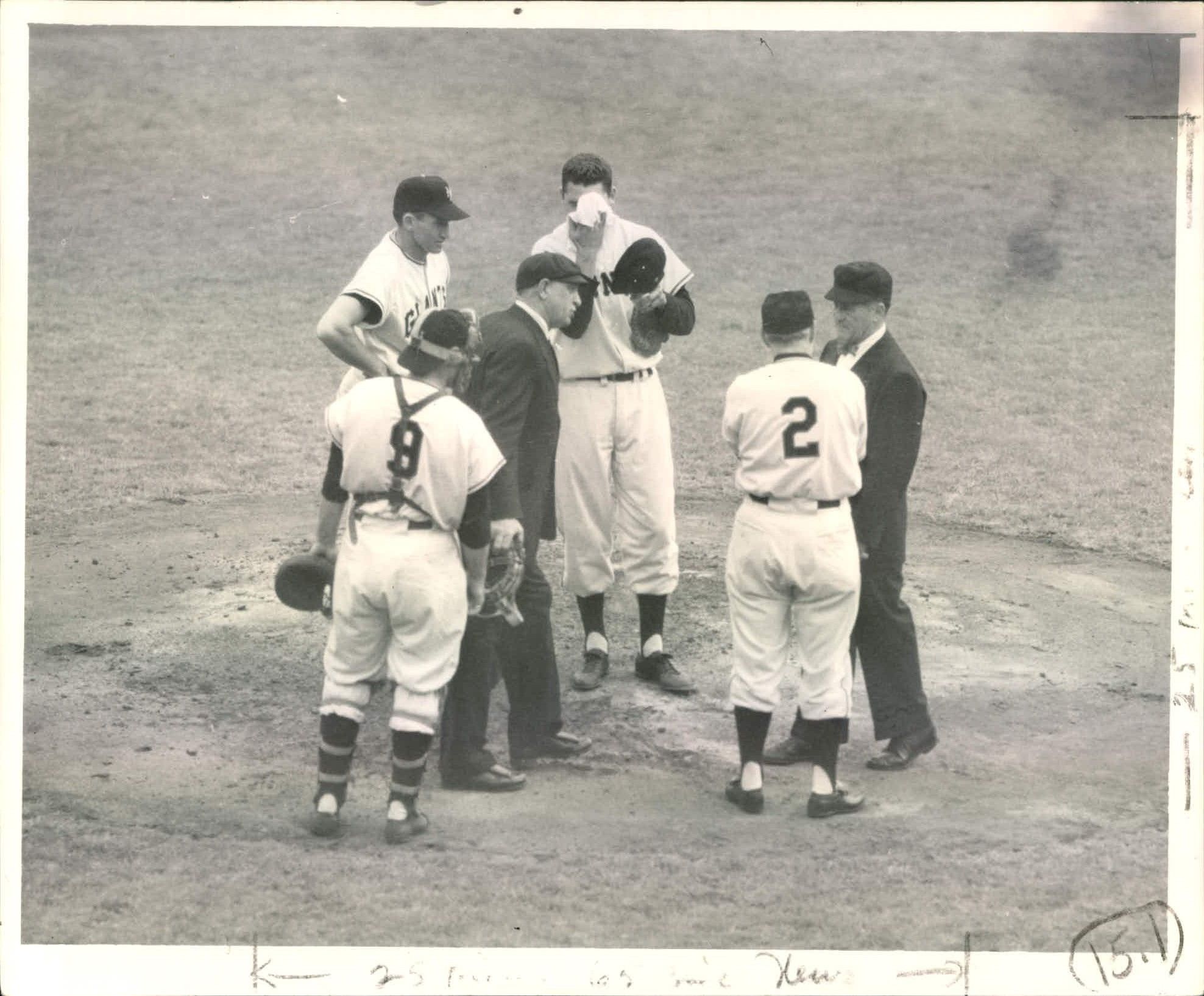 Brooklyn Dodger manager Leo Durocher shakes hands with Jackie Robinson then  with the Dodgers minor league team the Montreal Royals before being called  up to the Major Leagues in 1947 Stock Photo 