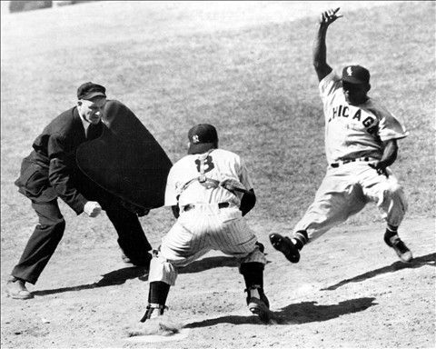 Hake's - C. 1952 CHICAGO WHITE SOX BASEBALL PHOTO WITH MINNIE MINOSO.