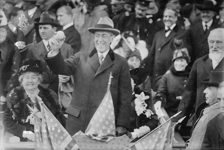 File:1915 Ty Cobb tips hat.jpg - Wikipedia