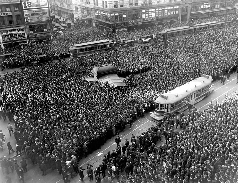 File:Crowd gathers for updates to 1919 World Series.JPG - Wikipedia