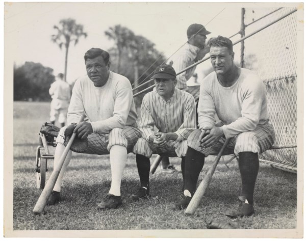 Babe Ruth sorrowfully pays his last tribute to Lou Gehrig in front