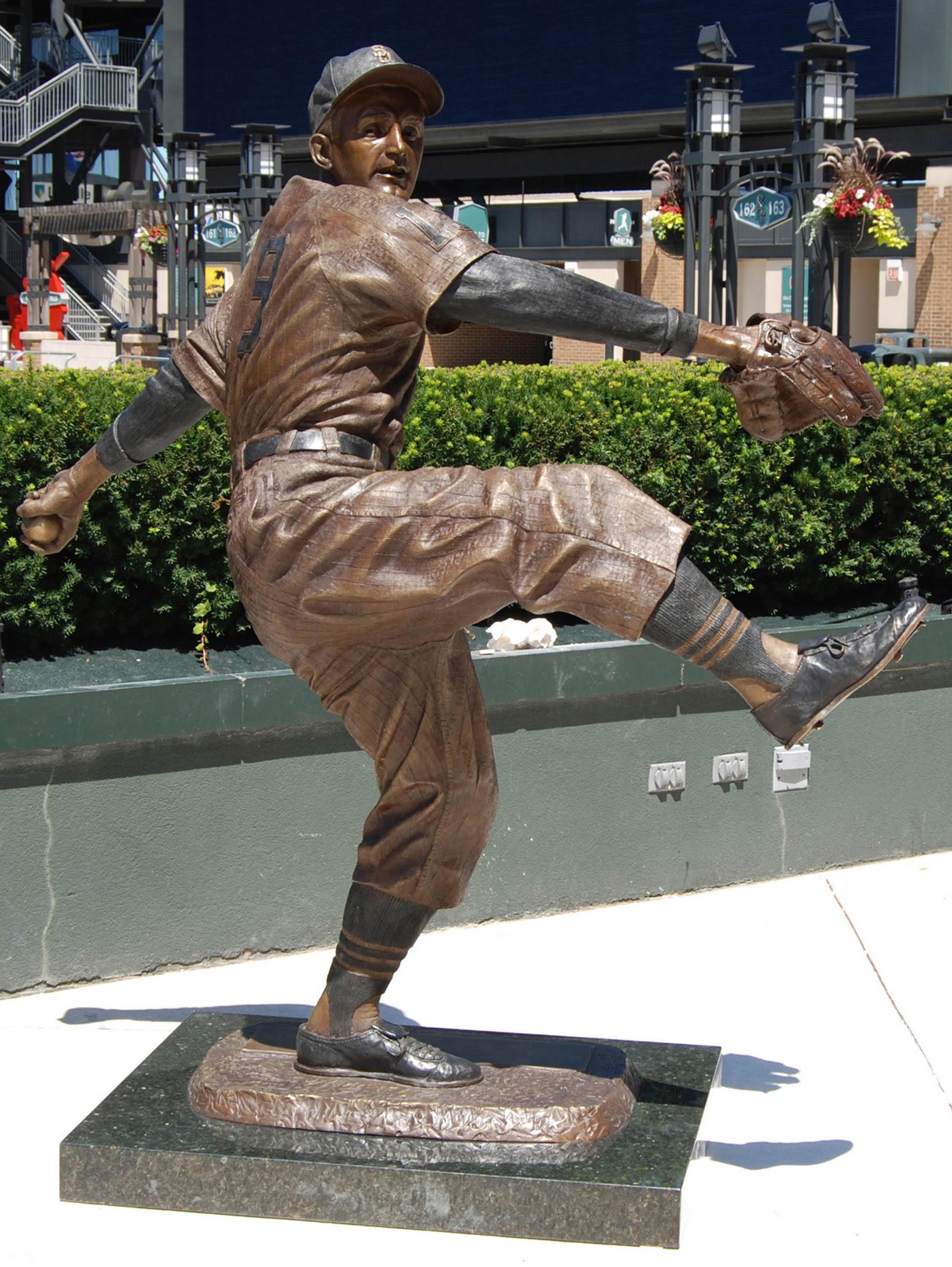 White Sox unveil Baines statue, News