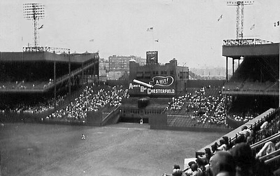 Willie Mays makes 'The Catch' in the 1954 World Series 