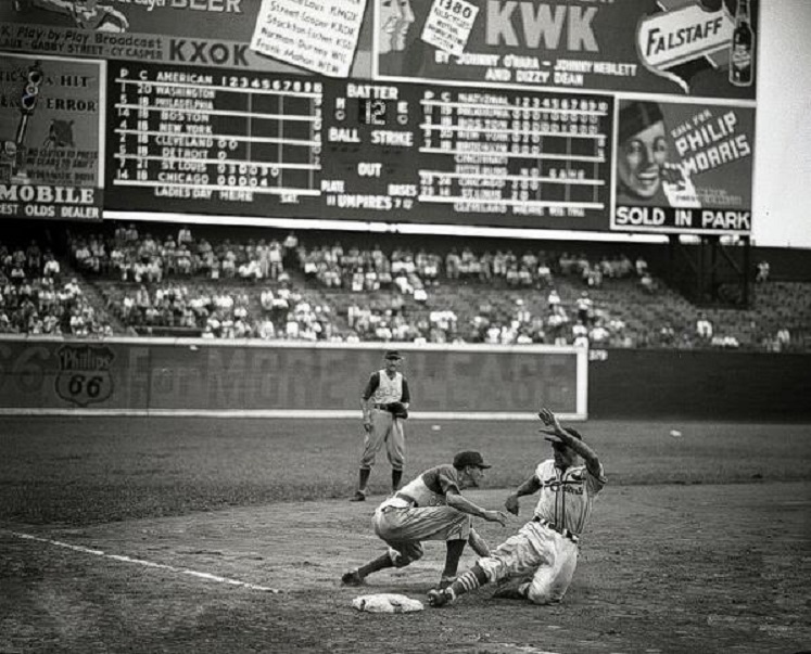 Members of the St. Louis Cardinals stand for a moment of silence for the  late New York Yankee Yogi Berra before a game against the Cincinnati Reds  at Busch Stadium in St.