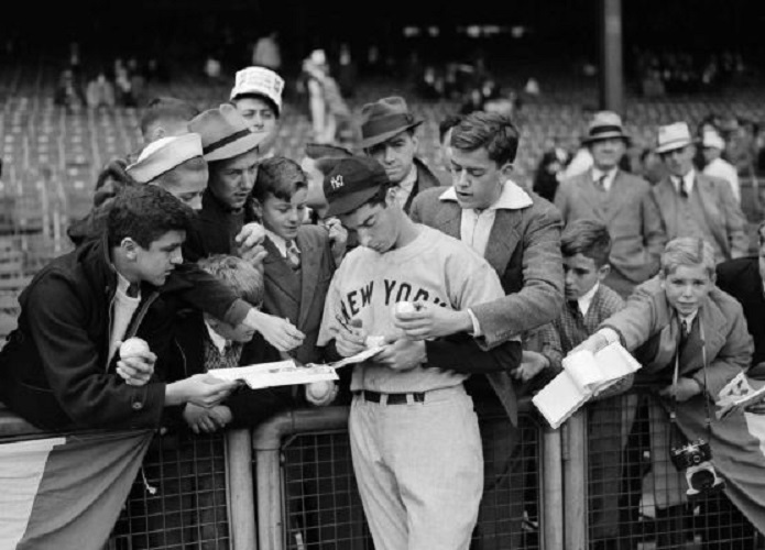 Lot Detail - Early 1940s Joe DiMaggio New York Yankees Game-Used Home  Pinstripe Flannel Jersey (Possibly Worn In '41—The 56-Game Hitting Streak,  MVP & World Championship Season)