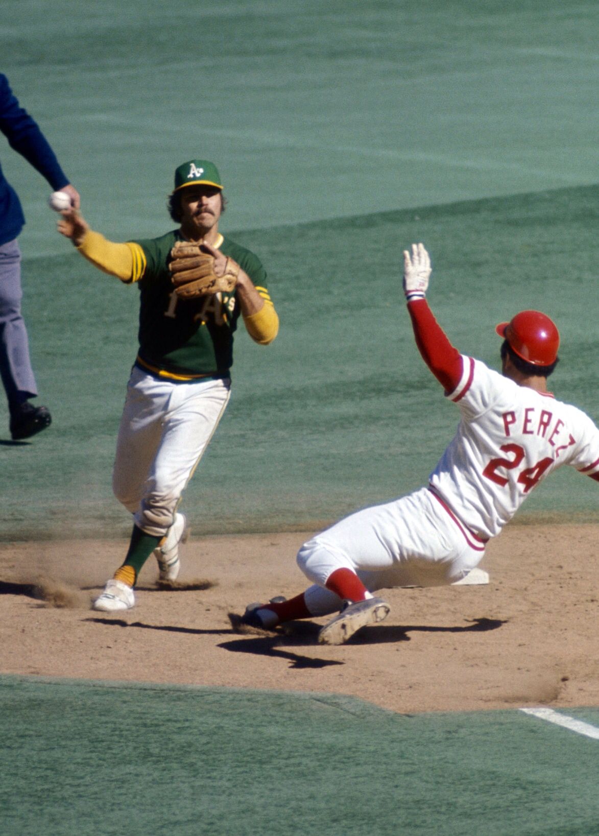 Joe Rudi makes a crucial spectacular catch in the ninth inning of