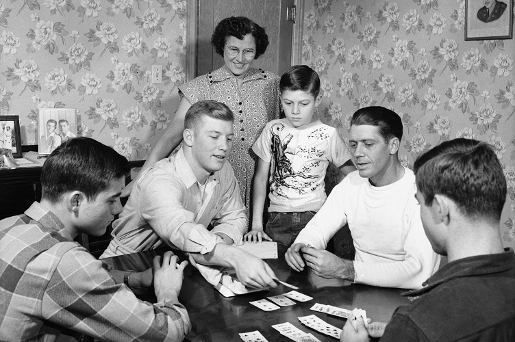 Mickey Mantle and his wife, Merlyn, looking at the pictures of his News  Photo - Getty Images