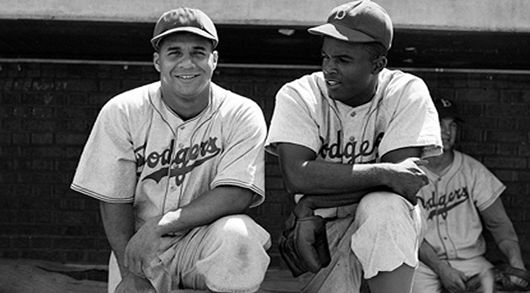 Brooklyn Dodger manager Leo Durocher shakes hands with Jackie Robinson then  with the Dodgers minor league team the Montreal Royals before being called  up to the Major Leagues in 1947 Stock Photo 