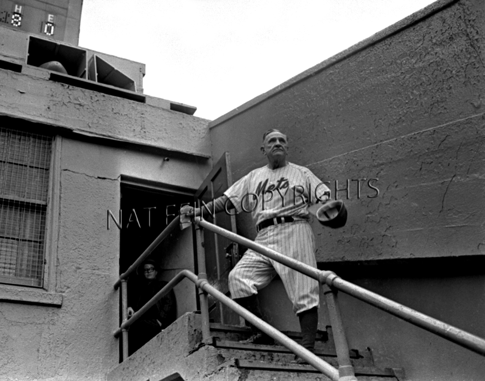 1960s era autographed black and white photo of Hall of Fame New York Mets  baseball manager Casey Stengel Stock Photo - Alamy