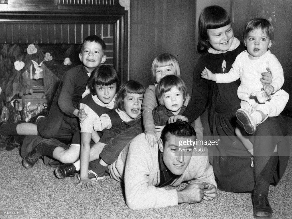 Great Photo of Roberto Clemente With His Children!