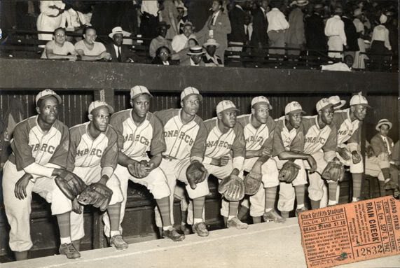 Hake's - 1932 HARRISON STUDIOS PITTSBURGH CRAWFORDS TEAM PHOTO WITH HOF'ERS SATCHEL  PAIGE, JOSH GIBSON AND OSCAR CHARLESTON.